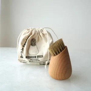 Šepetėlis su patogia medine rankena, tinkamas plauti ne tik grybus, bet ir daržoves ar stalo indus.