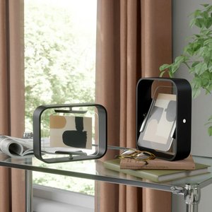 Umbra Bellwood stalo rėmelis yra įspūdingas natūralaus medžio ir blizgaus dizaino derinys, idealiai tinkantis tiek darbo...