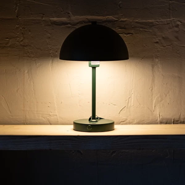 Dyberg Larsen Stockholm LED stalinė lempa tamsiai žalia vaizdas 3 Dyberg Larsen Stockholm LED stalinė lempa — interjero vaizdas