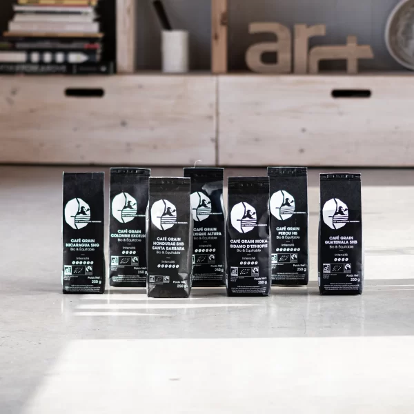 Ekologiška kava Etiopijos Sidamo Moka | Organic and Fair Trade Moka Coffee Ethiopia Sidamo Les Torréfacteurs Normands kava — šviežiai paruošta ekologiška kava puodelyje