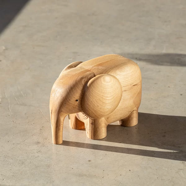 I Piccolini dramblio figūrėlė | I Piccolini Elephant Figure Medinis dramblys pagamintas iš tvarios beržo medienos, kuri lieka baldų gamybos metu.