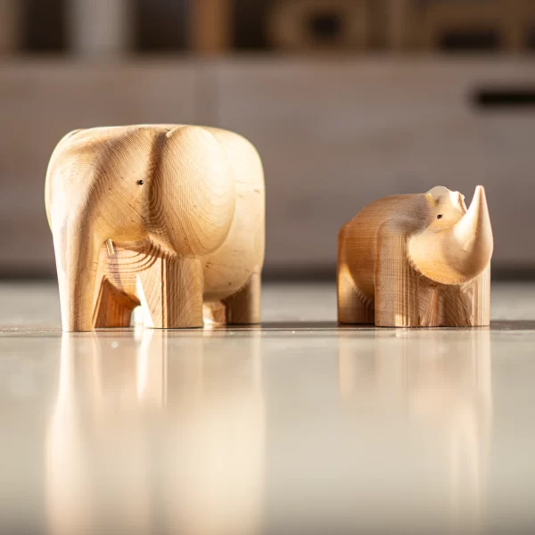 I Piccolini dramblio figūrėlė | I Piccolini Elephant Figure Medinis raganosis pagamintas iš tvarios beržo medienos, kuri lieka baldų gamybos metu.
