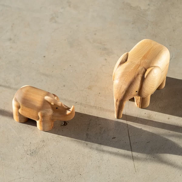I Piccolini dramblio figūrėlė | I Piccolini Elephant Figure Medinis dramblys pagamintas iš tvarios beržo medienos, kuri lieka baldų gamybos metu.
