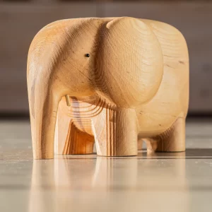 Medinis dramblys pagamintas iš tvarios beržo medienos, kuri lieka baldų gamybos metu.