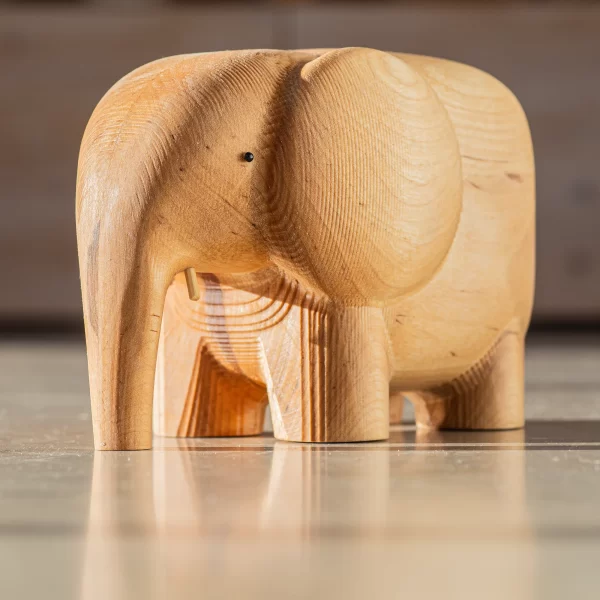 Medinis dramblys pagamintas iš tvarios beržo medienos, kuri lieka baldų gamybos metu.