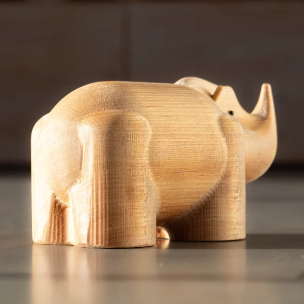 I Piccolini raganosio figūrėlė | I Piccolini Rhinoceros Medinis raganosis pagamintas iš tvarios beržo medienos, kuri lieka baldų gamybos metu.