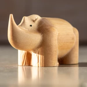 Medinis raganosis pagamintas iš tvarios beržo medienos, kuri lieka baldų gamybos metu.