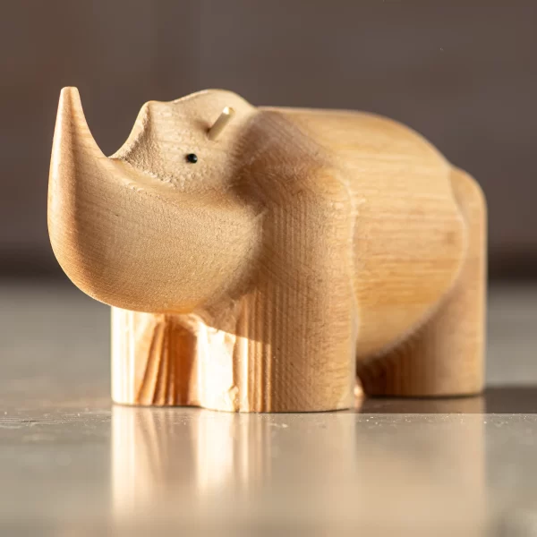 Medinis raganosis pagamintas iš tvarios beržo medienos, kuri lieka baldų gamybos metu.