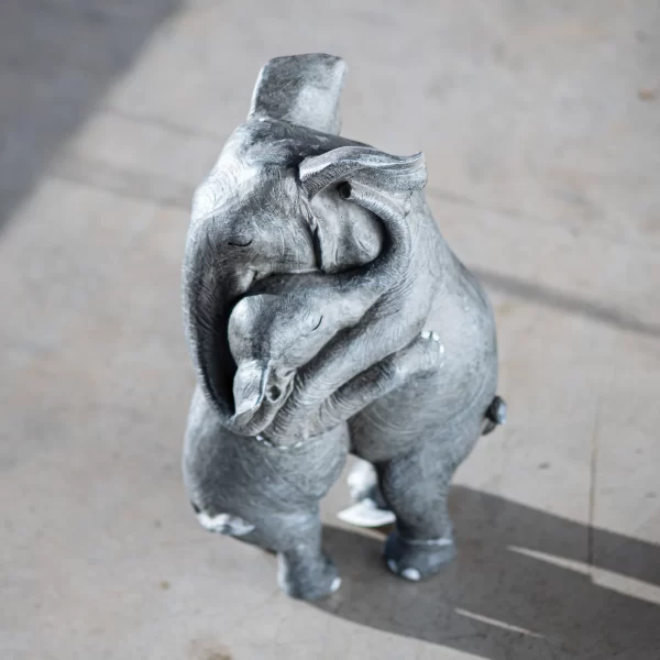Skulptūra Dramblių apsikabinimas | Deco Figurine Elephant Hug Dramblių pora, spinduliuojanti meilę, draugystę ir pasitikėjimą kaip dekoratyvinė skulptūrinė figūra.