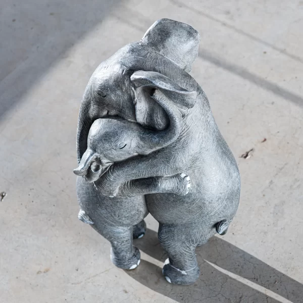 Skulptūra Dramblių apsikabinimas | Deco Figurine Elephant Hug Dramblių pora, spinduliuojanti meilę, draugystę ir pasitikėjimą kaip dekoratyvinė skulptūrinė figūra.