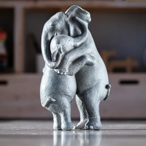 Dramblių pora, spinduliuojanti meilę, draugystę ir pasitikėjimą kaip dekoratyvinė skulptūrinė figūra.