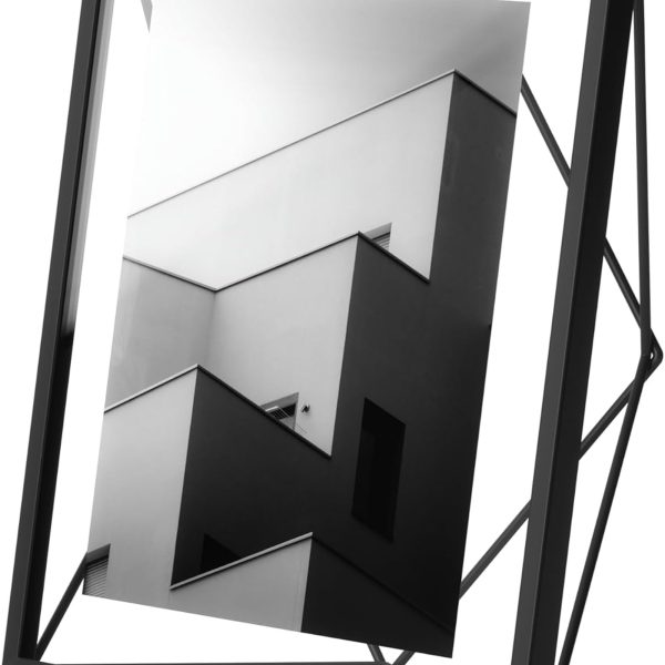 Umbra Prisma nuotraukų rėmelis suteikia unikalų būdą rodyti savo brangias akimirkas.