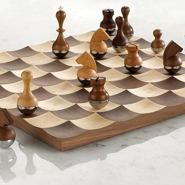 Umbra Wobble Šachmatų Rinkinys | Umbra Wobble Chess Set Umbra Wobble šachmatų rinkinys žavi savo išskirtiniu įgaubtu dizainu — žaisminga sąveika tarp lentos ir šachmatų figūrų.