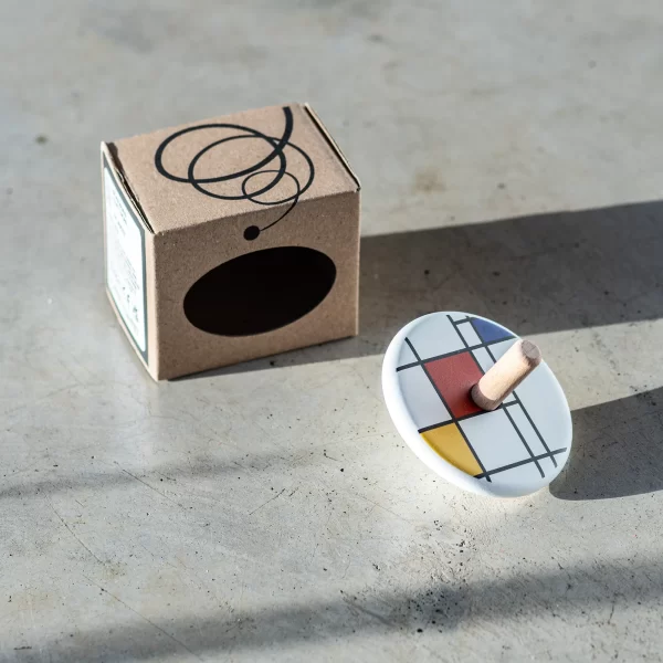 VILKELIS JUODOJI SKYLĖ | SPINNING TOP BLACK HOLE Bajo vilkelių kolekcija — mediniai vilkeliai ant stalo