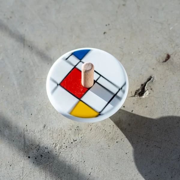 Vilkelis Mondrian | Spinning Top Mondrian Bajo Spinning Top Mondrian — medinis vilkelis, detalės
