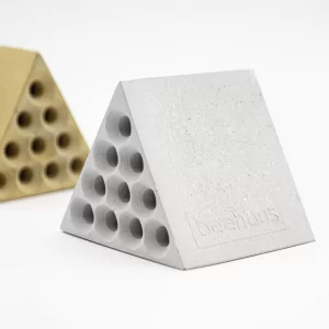 Architektūriškai minimalistinis, Beehaus betono bičių viešbutis siūlo pastogę bitėms, įkūnydamas Bauhaus dizaino esmę –...