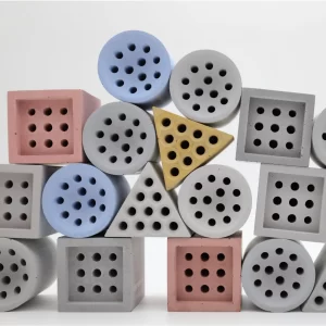 Architektūriškai minimalistinis, Beehaus betono bičių viešbutis siūlo pastogę bitėms, įkūnydamas Bauhaus dizaino esmę –...