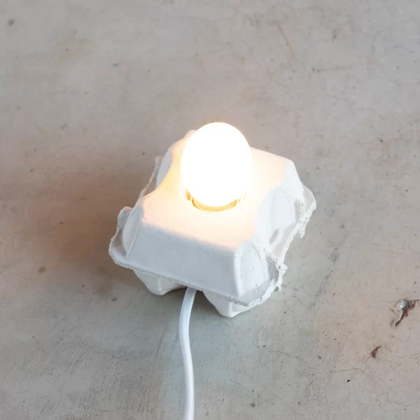 Betoninis EggboxLAMP | Beton EggboxLAMP Kiaušinių dėžutės formos šviestuvas betono pagrindu, o lemputė iš tikro kiaušinio lukšto.
