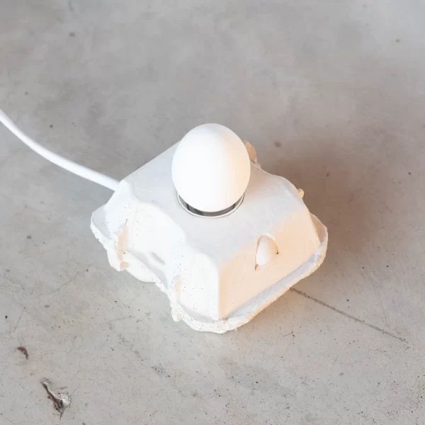 Betoninis EggboxLAMP | Beton EggboxLAMP Kiaušinių dėžutės formos šviestuvas betono pagrindu, o lemputė iš tikro kiaušinio lukšto.