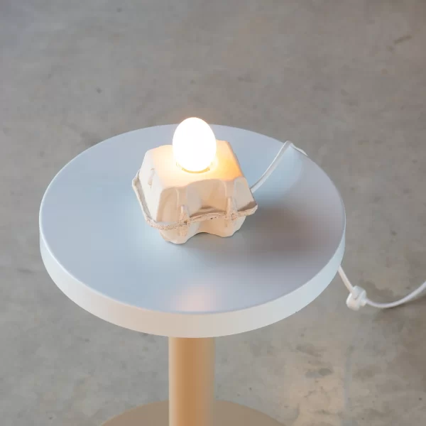 Betoninis EggboxLAMP | Beton EggboxLAMP Kiaušinių dėžutės formos šviestuvas betono pagrindu, o lemputė iš tikro kiaušinio lukšto.