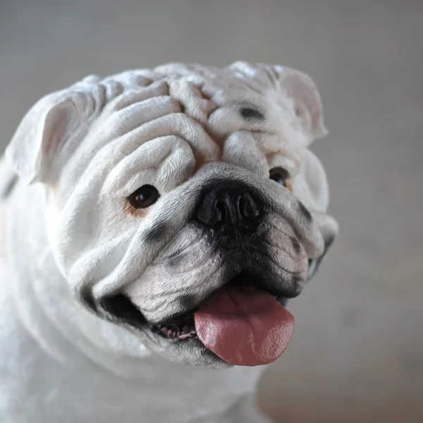 Dekoratyvinė Skulptūra - Šuo Troy | Decorative Figurine - Dog Troy Meno objektas su charakteriu: skulptūra derina modernią estetiką su puikiu meistriškumu.