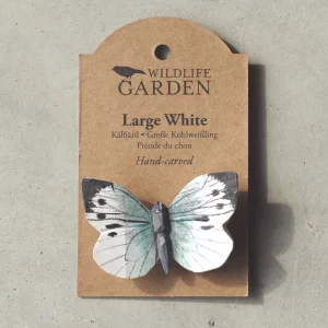 Medinis drožinėtas drugelis su magnetu – didelis, baltas.