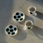 Šis išrankus espresso rinkinys iš Dots kolekcijos pagamintas Magazin Minori išskirtiniu italizuojančiu žavesiu.