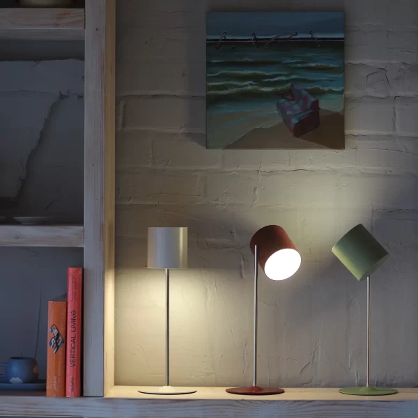 Flyt Nešiojama Lempa - Burgundiška | Flyt Portable Lamp - Burgundy FLYT – tai nešiojamas šviestuvas su pritemdymo (dimmer) savybe ir dviem galimomis gaubto padėtimis.