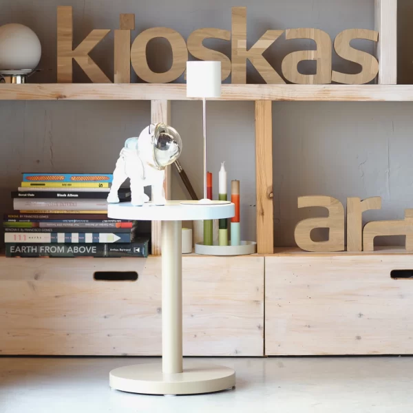 Flyt Nešiojama Lempa - Creamweiss | Flyt Portable Lamp - Creamweiss FLYT – tai nešiojamas šviestuvas su pritemdymo (dimmer) savybe ir dviem galimomis gaubto padėtimis.