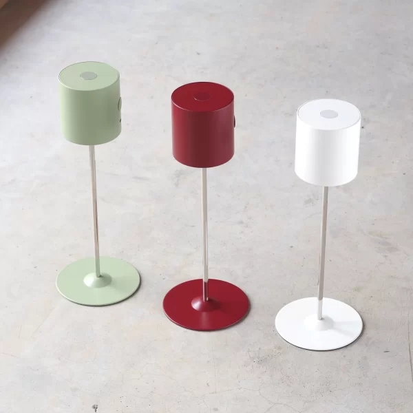 Flyt Nešiojama Lempa - Creamweiss | Flyt Portable Lamp - Creamweiss FLYT – tai nešiojamas šviestuvas su pritemdymo (dimmer) savybe ir dviem galimomis gaubto padėtimis.