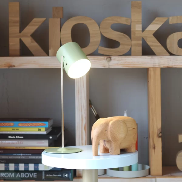 Flyt Nešiojama Lempa - Nilo Žalia | Flyt Portable Lamp - Nile Green FLYT – tai nešiojamas šviestuvas su pritemdymo (dimmer) savybe ir dviem galimomis gaubto padėtimis.