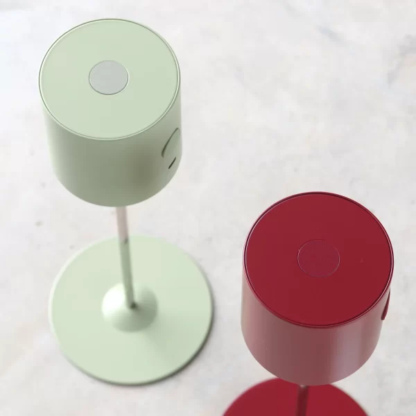 Flyt Nešiojama Lempa - Nilo Žalia | Flyt Portable Lamp - Nile Green FLYT – tai nešiojamas šviestuvas su pritemdymo (dimmer) savybe ir dviem galimomis gaubto padėtimis.