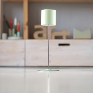 FLYT – tai nešiojamas šviestuvas su pritemdymo (dimmer) savybe ir dviem galimomis gaubto padėtimis.