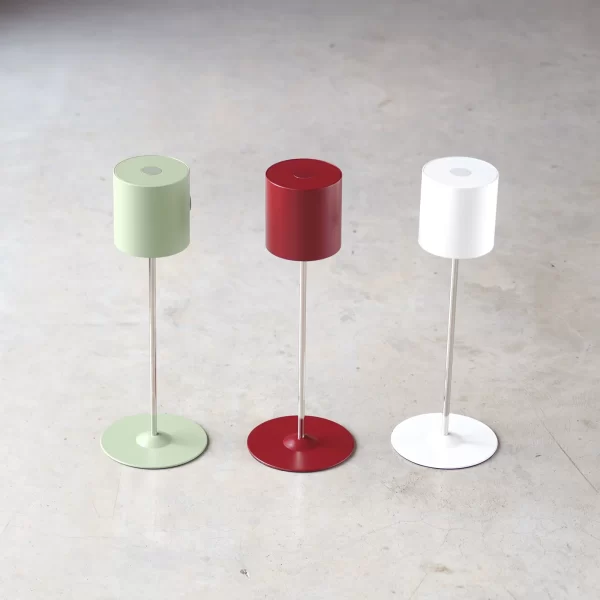 Flyt Nešiojama Lempa - Nilo Žalia | Flyt Portable Lamp - Nile Green FLYT – tai nešiojamas šviestuvas su pritemdymo (dimmer) savybe ir dviem galimomis gaubto padėtimis.