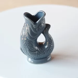 Gluckigluck ąsotis yra ryškus namų interjero elementas, derinantis modernų minimalizmą ir ikonišką dizainą.