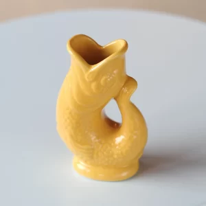 Gluckigluck ąsotis yra ryškus namų interjero elementas, derinantis modernų minimalizmą ir ikonišką dizainą.