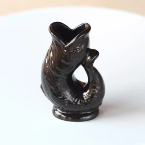 Gluckigluck ąsotis yra ryškus namų interjero elementas, derinantis modernų minimalizmą ir ikonišką dizainą.