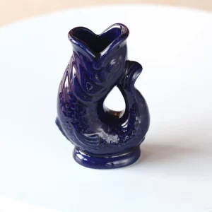 Gluckigluck ąsotis yra ryškus namų interjero elementas, derinantis modernų minimalizmą ir ikonišką dizainą.