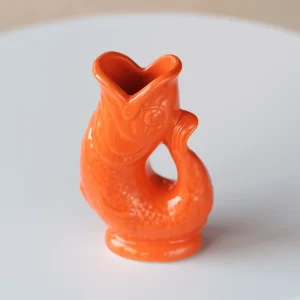 Gluckigluck ąsotis yra ryškus namų interjero elementas, derinantis modernų minimalizmą ir ikonišką dizainą.