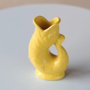 Gluckigluck ąsotis yra ryškus namų interjero elementas, derinantis modernų minimalizmą ir ikonišką dizainą.