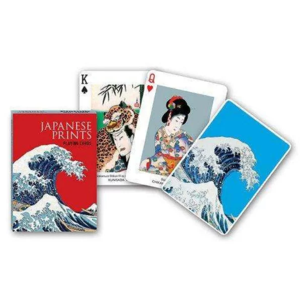 Kortos Su Japonų Paveikslais | Japanese Prints Playing Cards Šios išskirtinės Piatnik kortos su japoniškais atspaudais suteikia meninį prisilietimą jūsų kortų žaidimams.