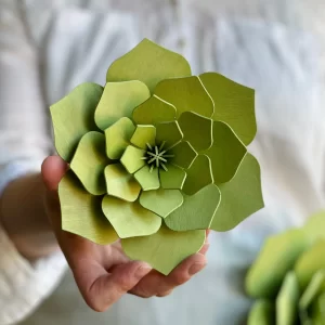 Lovi medinė gėlė – tai subtilus natūralumo akcentas, pagamintas iš šviesiai žalios spalvos medžio.