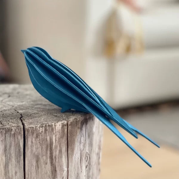 LOVI MEDINĖ KREGŽDUTĖ 15 CM. - MĖLYNA | LOVI SWALLOW Lovi kregždutė - tai nuostabus medinis dekoras, įkūnijantis grakštų kregždės siluetą ir subtilias linijas.