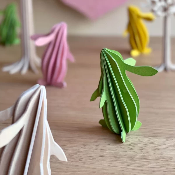 LOVI MEDINIS KIŠKIS 9 CM. - ŠVIESIAI ŽALIAS | LOVI ORNAMENT CARD RABBIT 9 CM LIGHT GREEN Pagamintas iš šviesios beržo medienos, Lovi ornamentinė kortelė triušis yra švelnus gamtos grožio prisiminimas.