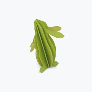 Pagamintas iš šviesios beržo medienos, Lovi ornamentinė kortelė triušis yra švelnus gamtos grožio prisiminimas.