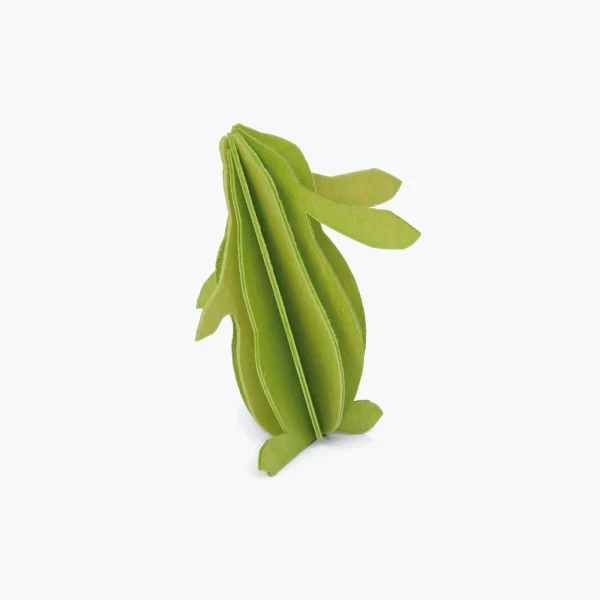 Pagamintas iš šviesios beržo medienos, Lovi ornamentinė kortelė triušis yra švelnus gamtos grožio prisiminimas.