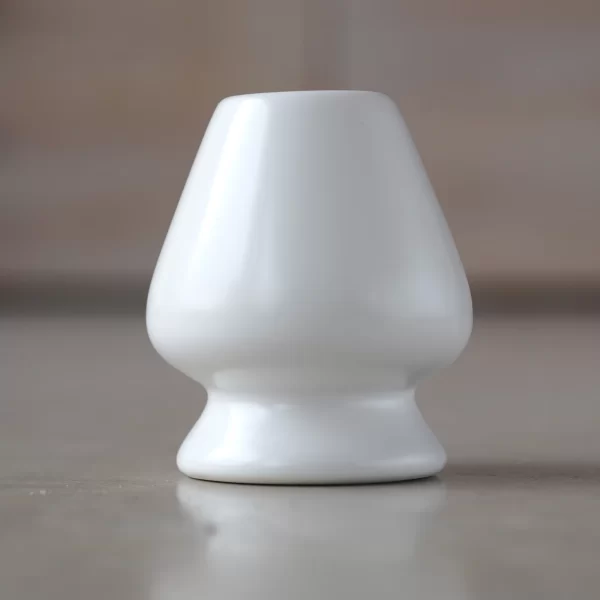 Matcha Šluotelės Laikiklis | Matcha Chasen Tete Baigę plakti matcha arbatą, padėkite bambuko šluotelę ant porceliano stovo.