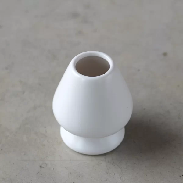 Matcha Šluotelės Laikiklis | Matcha Chasen Tete Baigę plakti matcha arbatą, padėkite bambuko šluotelę ant porceliano stovo.