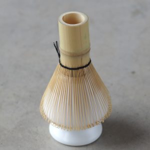 Baigę plakti matcha arbatą, padėkite bambuko šluotelę ant porceliano stovo.