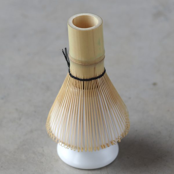 Baigę plakti matcha arbatą, padėkite bambuko šluotelę ant porceliano stovo.